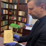 13.01.2022. Sandomierz. Starodruki z Biblioteki Diecezjalnej w Sandomierzu po konserwacji. Na zdjęciu: ks. Piotr Tylec - dyrektor Biblioteki Diecezjalnej w Sandomierzu / Grażyna Szlęzak-Wójcik / Radio Kielce