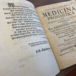 13.01.2022. Sandomierz. Starodruki z Biblioteki Diecezjalnej w Sandomierzu po konserwacji / Grażyna Szlęzak-Wójcik / Radio Kielce