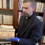13.01.2022. Sandomierz. Starodruki z Biblioteki Diecezjalnej w Sandomierzu po konserwacji. Na zdjęciu: ks. Piotr Tylec - dyrektor Biblioteki Diecezjalnej w Sandomierzu / Grażyna Szlęzak-Wójcik / Radio Kielce