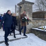 22.01.2022. Czyżów Szlachecki. Obchody 159. rocznicę wybuchu Powstania Styczniowego. Na zdjęciu (od lewej): poseł Marek Kwitek, Katarzyna Kondziołka – burmistrz Zawichostu, Mirosław Seweryn – wójt Mirca / Dorota Klusek / Radio Kielce