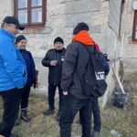 29.01.2022. Wiązownica Kolonia. Marsz Szlakiem Powstania Styczniowego. Na zdjęciu (od lewej): Grzegorz Forkasiewicz - wójt gminy Rytwiany, Robert Wyrazik - dyrektor Gminnego Centrum Kultury i Sportu w Rytwianach, Leszek Kopeć - burmistrz Staszowa / Grażyna Szlęzak-Wójcik / Radio Kielce