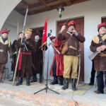 29.01.2022. Wiązownica Kolonia. Marsz Szlakiem Powstania Styczniowego. Na zdjęciu (w środku z bronią): Paweł Ciepiela - szef Grupy Rekonstrukcji Historycznej ze Staszowa / Grażyna Szlęzak-Wójcik / Radio Kielce