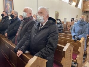 30.01.2022. Szczeglice w gminie Bogoria. Rocznica potyczki powstańców styczniowych. Na zdjęciu (od prawej): Krzysztof Lipiec - prezes świętokrzyskich struktur PiS, Stanisław Batóg - prezes zarządu powiatowego PiS w Staszowie, Józef Żółciak - starosta staszowski / Grażyna Szlęzak-Wójcik / Radio Kielce