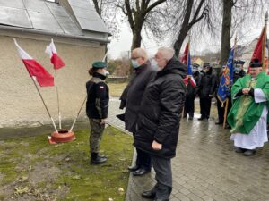 30.01.2022. Szczeglice w gminie Bogoria. Rocznica potyczki powstańców styczniowych. Na zdjęciu (od lewej): Stanisław Batóg - prezes zarządu powiatowego PiS w Staszowie ,Krzysztof Lipiec - prezes świętokrzyskich struktur PiS / Grażyna Szlęzak-Wójcik / Radio Kielce