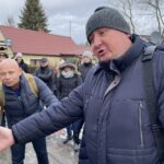 31.01.2022. Sandomierz. Mieszkańcy protestują w sprawie budowy drogi. Na zdjęciu (na pierwszym planie): mieszkańcy ulicy Kruczej w Sandomierzu Dariusz Czerwiński i Krzysztof Drobek / Grażyna Szlęzak-Wójcik / Radio Kielce