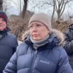 31.01.2022. Sandomierz. Mieszkańcy protestują w sprawie budowy drogi. Na zdjęciu (od lewej): Jerzy Żyła - wiceprzewodniczący Rady Miasta Sandomierza, Marta Sarwa - mieszkanka ul. Kruczej / Grażyna Szlęzak-Wójcik / Radio Kielce