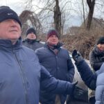 31.01.2022. Sandomierz. Mieszkańcy protestują w sprawie budowy drogi. Na zdjęciu (od lewej): Janusz Stasiak - zastępca burmistrza Sandomierza, Marta Sarwa - mieszkanka ul. Kruczej / Grażyna Szlęzak-Wójcik / Radio Kielce