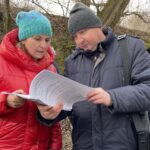 31.01.2022. Sandomierz. Mieszkańcy protestują w sprawie budowy drogi. Na zdjęciu: Kazimiera Bednarska - radna Sandomierza i Krzysztof Drobek - mieszkaniec ul. Kruczej / Grażyna Szlęzak-Wójcik / Radio Kielce
