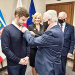 10.01.2022. Kielce. Wręczenie Kamilowi Pacholcowi Odznaki Honorowej Województwa Świętokrzyskiego. Na zdjęciu (od lewej): Kamil Pacholec - finalista XVIII Międzynarodowego Konkursu Pianistycznego im. Fryderyka Chopina, Renata Janik - wicemarszałek województwa świętokrzyskiego, Andrzej Bętkowski - marszałek województwa świętokrzyskiego, Marek Jońca - członek zarządu województwa świętokrzyskiego / Jarosław Kubalski / Radio Kielce