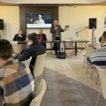 20.01.2022. Końskie. Spotkanie promujące album o misjonarzu Marcelim Prawicy. Na zdjęciu (przemawia): Jan Nowak - prezes Fundacji Misja i Pamięć Księdza Marcelego Prawicy / Magdalena Galas-Klusek / Radio Kielce