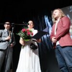 27.06.2021. Kielce. Gala finałowa 29. Plebiscytu Publiczności „O Dziką Różę”. Na zdjęciu (od lewej): Piotr Kisiel - radny, Magdalena Kusztal - dyrektora Departamentu Kultury i Dziedzictwa Narodowego w UM w Kielcach, Łukasz Pruchniewicz - laureat nagrody marszałka województwa świętokrzyskiego / Wiktor Taszłow / Radio Kielce