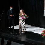 27.06.2021. Kielce. Gala finałowa 29. Plebiscytu Publiczności „O Dziką Różę”. Na zdjęciu (od lewej): Marcin Chłodnicki - wiceprezydent, Dagna Dywicka - laureatka nagrody prezydenta Kielc / Wiktor Taszłow / Radio Kielce