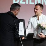 27.06.2021. Kielce. Gala finałowa 29. Plebiscytu Publiczności „O Dziką Różę”. Na zdjęciu (od lewej): Stanisław Wróbel - redaktor naczelny Echa Dnia, Wojciech Niemczyk - laureat nagrody Echa Dnia / Wiktor Taszłow / Radio Kielce