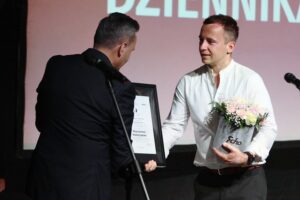 27.06.2021. Kielce. Gala finałowa 29. Plebiscytu Publiczności „O Dziką Różę”. Na zdjęciu (od lewej): Stanisław Wróbel - redaktor naczelny Echa Dnia, Wojciech Niemczyk - laureat nagrody Echa Dnia / Wiktor Taszłow / Radio Kielce