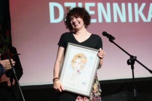 27.06.2021. Kielce. Gala finałowa 29. Plebiscytu Publiczności „O Dziką Różę”. Na zdjęciu: Beata Pszeniczna - laureatka nagrody Portalu Kulturalnego Województwa Świętokrzyskiego PIK / Wiktor Taszłow / Radio Kielce