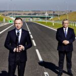 04.10.2021. Widoma. Uroczyste otwarcie kolejnego odcinka trasy S7. Na zdjęciu (od lewej): Andrzej Duda - prezydent RP, Andrzej Adamczyk - minister infrastruktury / Jarosław Kubalski / Radio Kielce
