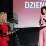 27.06.2021. Kielce. Gala finałowa 29. Plebiscytu Publiczności „O Dziką Różę”. Na zdjęciu (od lewej): Renata Morąg - Radio Kielce, Anna Antoniewicz - laureatka nagrody Radia Kielce / Wiktor Taszłow / Radio Kielce