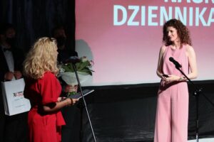 27.06.2021. Kielce. Gala finałowa 29. Plebiscytu Publiczności „O Dziką Różę”. Na zdjęciu (od lewej): Renata Morąg - Radio Kielce, Anna Antoniewicz - laureatka nagrody Radia Kielce / Wiktor Taszłow / Radio Kielce