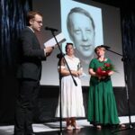 27.06.2021. Kielce. Gala finałowa 29. Plebiscytu Publiczności „O Dziką Różę”. Na zdjęciu (od lewej): Maciej Kusztal i Magdalena Kusztal - Fundacja im. Edwarda Kusztala, Iwona Jamka - laureatka nagrody Fundacji im. Edwarda Kusztala / Wiktor Taszłow / Radio Kielce