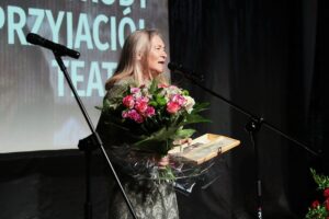 27.06.2021. Kielce. Gala finałowa 29. Plebiscytu Publiczności „O Dziką Różę”. Na zdjęciu: Renacie Głasek-Kęska - laureatka nagrody Srebrnej Maski przyznanej przez Wyższą Szkołę Ekonomii, Prawa i Nauk Medycznych w Kielcach / Wiktor Taszłow / Radio Kielce