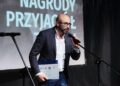 27.06.2021. Kielce. Gala finałowa 29. Plebiscytu Publiczności „O Dziką Różę”. Na zdjęciu: Michał Kotański - dyrektor teatru, laureat nagrody Konsorcjum Naukowo-Edukacyjnego  / Wiktor Taszłow / Radio Kielce