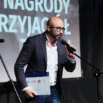 27.06.2021. Kielce. Gala finałowa 29. Plebiscytu Publiczności „O Dziką Różę”. Na zdjęciu: Michał Kotański - dyrektor teatru, laureat nagrody Konsorcjum Naukowo-Edukacyjnego  / Wiktor Taszłow / Radio Kielce