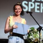 27.06.2021. Kielce. Gala finałowa 29. Plebiscytu Publiczności „O Dziką Różę”. Na zdjęciu: Jolanta Janiczak - współautorka spektaklu "Klątwa rodziny Kennedych" laureata "Dzikiej Róży" publiczności dla najpopularniejszego przedstawienia / Wiktor Taszłow / Radio Kielce