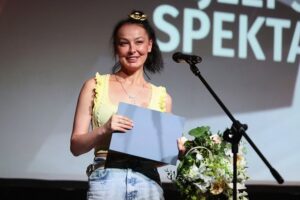 27.06.2021. Kielce. Gala finałowa 29. Plebiscytu Publiczności „O Dziką Różę”. Na zdjęciu: Jolanta Janiczak - współautorka spektaklu "Klątwa rodziny Kennedych" laureata "Dzikiej Róży" publiczności dla najpopularniejszego przedstawienia / Wiktor Taszłow / Radio Kielce