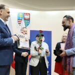 31.05.2021. Kielce. Wręczenie nagród w konkursie literackim „Tak widzę świat, tak go czuję – rok później”. Na zdjęciu (od lewej): Janusz Knap - prezes Radia Kielce,  Zbigniew Koniusz - wojewoda świętokrzyski, Stanisław Nyczaj - prezes Związku Literatów Polskich, prof. Małgorzata Krzysztofik - Instytut Literaturoznawstwa i Językoznawstwa Uniwersytetu Jana Kochanowskiego w Kielcach, Ares Chadzinikolau - pierwsze miejsce / Wiktor Taszłow / Radio Kielce