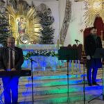 07.01.2022 Starachowice. Koncert charytatywny w kościele MBNP. Na zdjęciu (od lewej) Ireneusz Gliściński - wójt Krasocina i Wiktor Kowalski / Anna Głąb / Radio Kielce