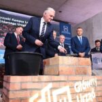 07.06.2021. Kielce. Uroczyste podpisanie i wmurowanie aktu erekcyjnego pod budowę kampusu laboratoriów Głównego Urzędu Miar.  Akt erekcyjny wmurowuje Jarosław Gowin - wicepremier, minister rozwoju, pracy i technologii / Wiktor Taszłow / Radio Kielce