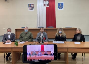 26.01.2022. Starachowice, Konferencja ws. pochówków dzieci utraconych. Na zdjęciu (od lewej): Jacek Walkowski - zastępca dyrektora szpitala, Jarosław Warszawa -  dyrektor Spółdzielni Socjalnej Starachowiczanka, Piotr Ambroszczyk - starosta starachowicki, Aneta Gołębska - zastępca dyrektora Centrum Usług Społecznych, Wioletta Grosicka -  dyrektor Centrum Usług Społecznych / Anna Głąb / Radio Kielce