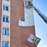 17.01.2022. Kielce. Oderwany tynk na bloku przy ul. Wapiennikowej / Jarosław Kubalski / Radio Kielce