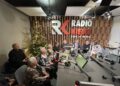 17.12.2021. Kielce. Finał przedświątecznej akcji Radia Kielce "Choinka pod choinkę". Na zdjęciu (od lewej): panie z Domu Seniora w Czyżowicach, ks. Stanisław Słowik - dyrektor Caritas Diecezji Kieleckiej, Zbigniew Koniusz - wojewoda świętokrzyski, Janusz Knap - prezes zarządu Radia Kielce, Paweł Solarz - Radio Kielce, z tyłu: ks. Krzysztof Banasik - zastępca dyrektora Caritas Diecezji Kieleckiej / Jarosław Kubalski / Radio Kielce