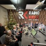 17.12.2021. Kielce. Finał przedświątecznej akcji Radia Kielce "Choinka pod choinkę". Na zdjęciu (od lewej): panie z Domu Seniora w Czyżowicach, ks. Stanisław Słowik - dyrektor Caritas Diecezji Kieleckiej, Zbigniew Koniusz - wojewoda świętokrzyski, Janusz Knap - prezes zarządu Radia Kielce, Paweł Solarz - Radio Kielce, z tyłu: ks. Krzysztof Banasik - zastępca dyrektora Caritas Diecezji Kieleckiej / Jarosław Kubalski / Radio Kielce