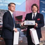 07.06.2021. Kielce. Uroczyste podpisanie i wmurowanie aktu erekcyjnego pod budowę kampusu laboratoriów Głównego Urzędu Miar. Na zdjęciu (od lewej): Jacek Semaniak - prezes GUM, Piotr Serafin - doradca prezydenta Andrzeja Dudy / Wiktor Taszłow / Radio Kielce