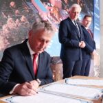 07.06.2021. Kielce. Uroczyste podpisanie i wmurowanie aktu erekcyjnego pod budowę kampusu laboratoriów Głównego Urzędu Miar. Na zdjęciu (z lewej): Zbigniew Koniusz - wojewoda świętokrzyski / Wiktor Taszłow / Radio Kielce