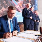 07.06.2021. Kielce. Uroczyste podpisanie i wmurowanie aktu erekcyjnego pod budowę kampusu laboratoriów Głównego Urzędu Miar. Na zdjęciu (z lewej): Bogdan Wenta - prezydent Kielc / Wiktor Taszłow / Radio Kielce