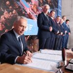 07.06.2021. Kielce. Uroczyste podpisanie i wmurowanie aktu erekcyjnego pod budowę kampusu laboratoriów Głównego Urzędu Miar. Na zdjęciu (z lewej): Zbigniew Koruba - rektor Politechniki Świętokrzyskiej / Wiktor Taszłow / Radio Kielce