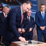 07.06.2021. Kielce. Uroczyste podpisanie i wmurowanie aktu erekcyjnego pod budowę kampusu laboratoriów Głównego Urzędu Miar.  Akt erekcyjny wmurowuje Przemysław Czarnek - minister edukacji i nauki / Wiktor Taszłow / Radio Kielce