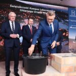 07.06.2021. Kielce. Uroczyste podpisanie i wmurowanie aktu erekcyjnego pod budowę kampusu laboratoriów Głównego Urzędu Miar.  Akt erekcyjny wmurowuje Bogdan Wenta - prezydent Kielc / Wiktor Taszłow / Radio Kielce