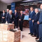 07.06.2021. Kielce. Uroczyste podpisanie i wmurowanie aktu erekcyjnego pod budowę kampusu laboratoriów Głównego Urzędu Miar.  Akt erekcyjny wmurowuje Zbigniew Koruba - rektor Politechniki Świętokrzyskiej / Wiktor Taszłow / Radio Kielce