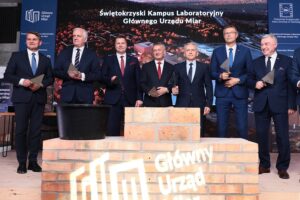 07.06.2021. Kielce. Uroczyste podpisanie i wmurowanie aktu erekcyjnego pod budowę kampusu laboratoriów Głównego Urzędu Miar. Na zdjęciu (od lewej): Jacek Semaniak - prezes GUM, Jarosław Gowin - wicepremier, minister rozwoju, pracy i technologii, Przemysław Czarnek - minister edukacji i nauki, Zbigniew Koniusz - wojewoda świętokrzyski, Zbigniew Koruba - rektor Politechniki Świętokrzyskiej, Bogdan Wenta - prezydent Kielc, Andrzej Bętkowski - marszałek województwa świętokrzyskiego / Wiktor Taszłow / Radio Kielce