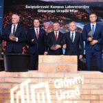 07.06.2021. Kielce. Uroczyste podpisanie i wmurowanie aktu erekcyjnego pod budowę kampusu laboratoriów Głównego Urzędu Miar. Na zdjęciu (od lewej): Jacek Semaniak - prezes GUM, Jarosław Gowin - wicepremier, minister rozwoju, pracy i technologii, Przemysław Czarnek - minister edukacji i nauki, Zbigniew Koniusz - wojewoda świętokrzyski, Zbigniew Koruba - rektor Politechniki Świętokrzyskiej, Bogdan Wenta - prezydent Kielc, Andrzej Bętkowski - marszałek województwa świętokrzyskiego / Wiktor Taszłow / Radio Kielce