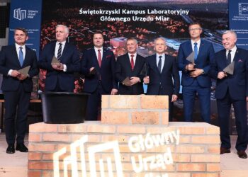 07.06.2021. Kielce. Uroczyste podpisanie i wmurowanie aktu erekcyjnego pod budowę kampusu laboratoriów Głównego Urzędu Miar. Na zdjęciu (od lewej): Jacek Semaniak - prezes GUM, Jarosław Gowin - wicepremier, minister rozwoju, pracy i technologii, Przemysław Czarnek - minister edukacji i nauki, Zbigniew Koniusz - wojewoda świętokrzyski, Zbigniew Koruba - rektor Politechniki Świętokrzyskiej, Bogdan Wenta - prezydent Kielc, Andrzej Bętkowski - marszałek województwa świętokrzyskiego / Wiktor Taszłow / Radio Kielce