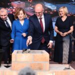 07.06.2021. Kielce. Uroczyste podpisanie i wmurowanie aktu erekcyjnego pod budowę kampusu laboratoriów Głównego Urzędu Miar. Na zdjęciu (od lewej): Krzysztof Lipiec - poseł, Sebastian Skuza - wiceminister finansów, Anna Krupka - wiceminister kultury, dziedzictwa narodowego i sportu, Piotr Wawrzyk - wiceminister spraw zagranicznych, Renata Janik - wicemarszałek, Krzysztof Słoń - senator / Wiktor Taszłow / Radio Kielce