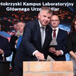 07.06.2021. Kielce. Uroczyste podpisanie i wmurowanie aktu erekcyjnego pod budowę kampusu laboratoriów Głównego Urzędu Miar. Akt erekcyjny wmurowuje Jarosław Rusiecki - senator / Wiktor Taszłow / Radio Kielce