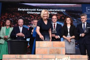 07.06.2021. Kielce. Uroczyste podpisanie i wmurowanie aktu erekcyjnego pod budowę kampusu laboratoriów Głównego Urzędu Miar. Akt erekcyjny wmurowuje Renata Janik - wicemarszałek / Wiktor Taszłow / Radio Kielce