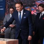 07.06.2021. Kielce. Uroczyste podpisanie i wmurowanie aktu erekcyjnego pod budowę kampusu laboratoriów Głównego Urzędu Miar. Akt erekcyjny wmurowuje Mirosław Gębski - starosta kielecki / Wiktor Taszłow / Radio Kielce