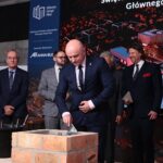 07.06.2021. Kielce. Uroczyste podpisanie i wmurowanie aktu erekcyjnego pod budowę kampusu laboratoriów Głównego Urzędu Miar. Akt erekcyjny wmurowuje Rafał Nowak - wicewojewoda / Wiktor Taszłow / Radio Kielce